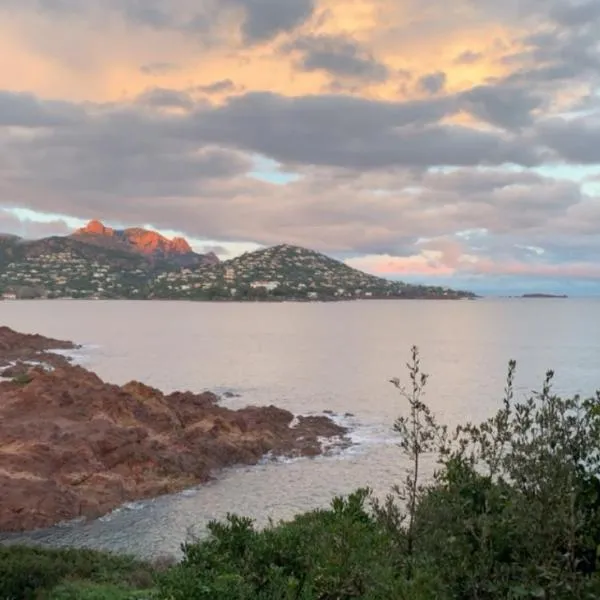 Studio bord de mer, Hotel in Saint-Raphaël