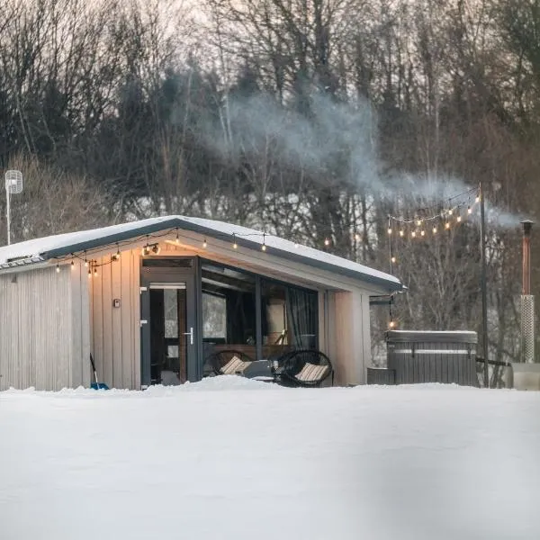 Privatus romantiškas namelis dviems prie vandens Šilalės rajone, hotel v mestu Dirkintai