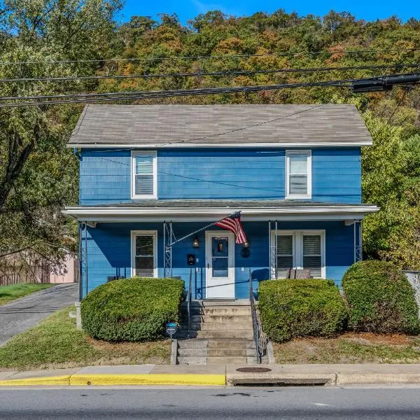 El Refugio - Pet Friendly, Grill, Wifi, Zen Garden, Downtown Location, Fire Pit, hotel in Berkeley Springs