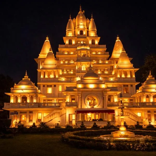 H0TEL PARBU KIRPAA Near Premanand Ji Maharaj Mandir Vrindavan, hotel in Chhatikara