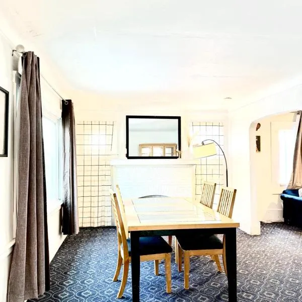 디트로이트에 위치한 호텔 A cozy home with fire place