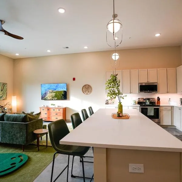 Peridot Suite - NEW 2bdrm 2bath Loft near Mass!, отель в городе Лоренс