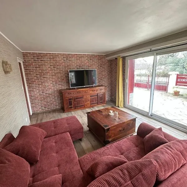 Appartement T3 70m2 Dans maison quartier résidentiel、ポーのホテル