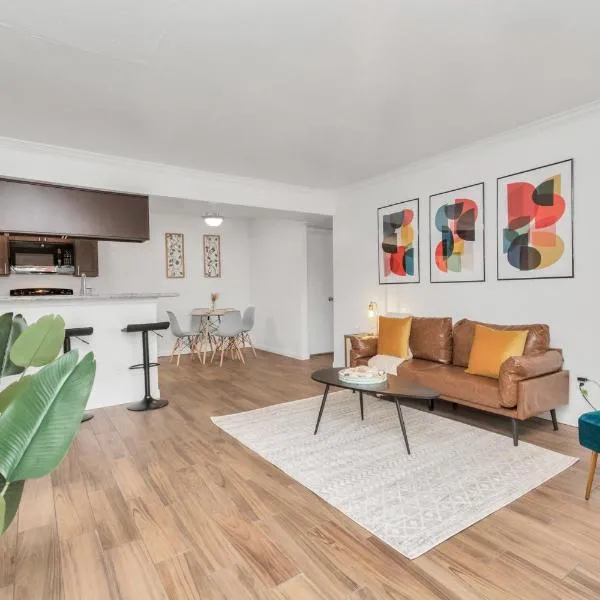Spacious-2BR2BA- King Ensuite- PVT Patio, hotel in Houston