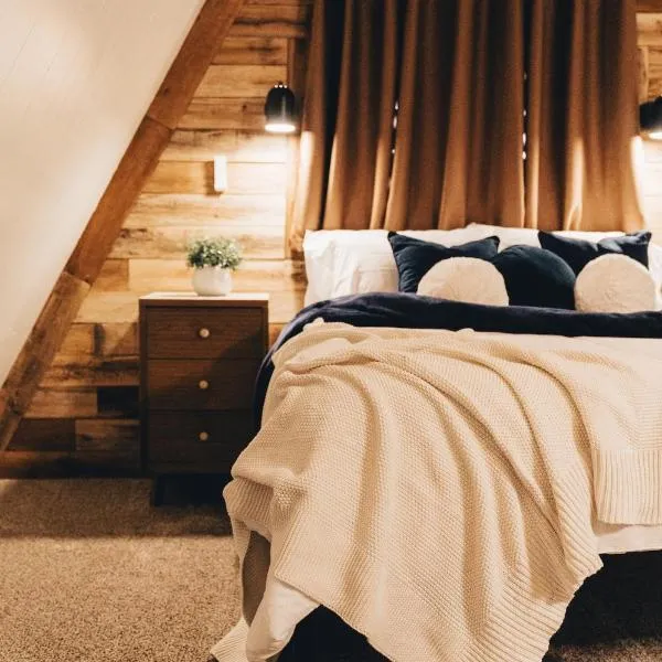 The Rustic Triangle A-Frame with Hot Tub, Hotel in Perrysville