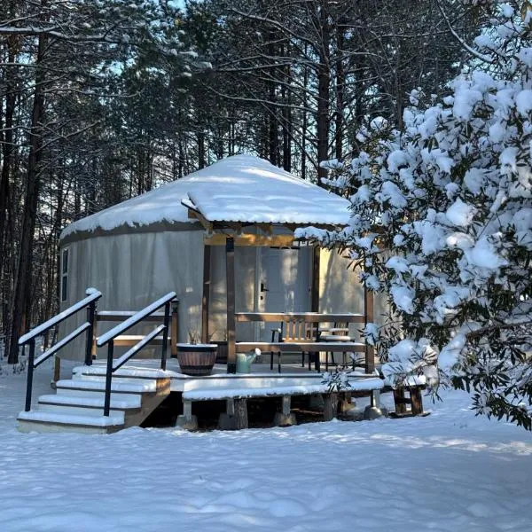 Peaceful Off-Grid Yurt Farm Stay with Modern Comforts - Optional Farm Breakfast, hotelli kohteessa Blythewood