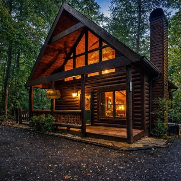 Little Pine Lodge a Smokies Hideaway - 1 mi to GSMNP - King Suite & Loft, Fireplace, Hot Tub & BEARS!, hotel a Sevierville