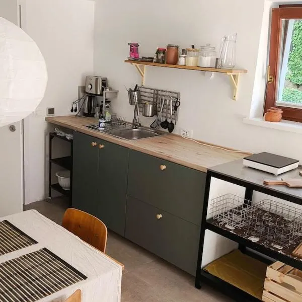 Cozy wabi-sabi retreat w bikes by the river, хотел в Бохин