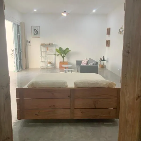 Studio Thakhek-private loft with terasse、ターケークのホテル