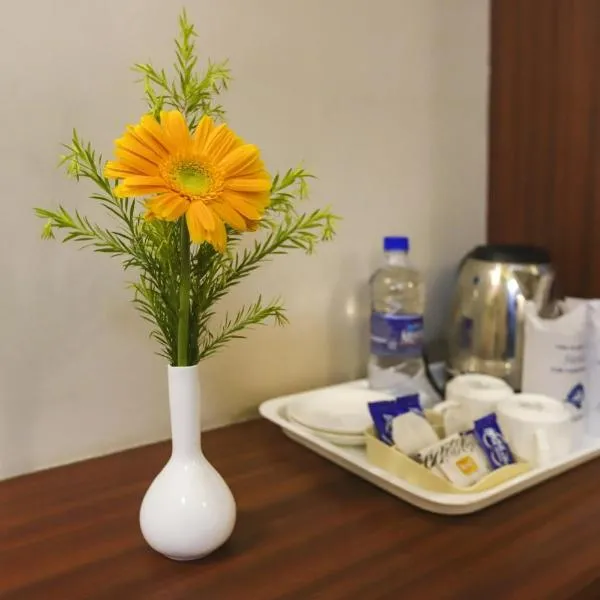 Super Hotel O S Grand Bolarum, хотел в Hakīmpet