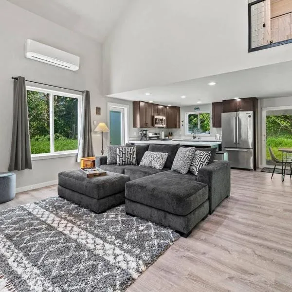 Rainier Cabin with Fireplace-WiFi-Yard-Meadow Views, hotel sa Ashford