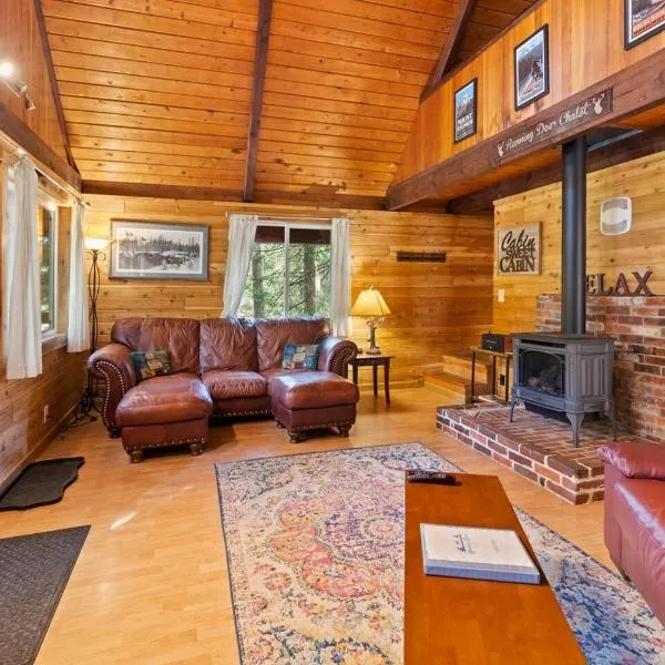 Rainier Vintage Retreat With Hot Tub-Fireplace-WiFi, hotel di Ashford