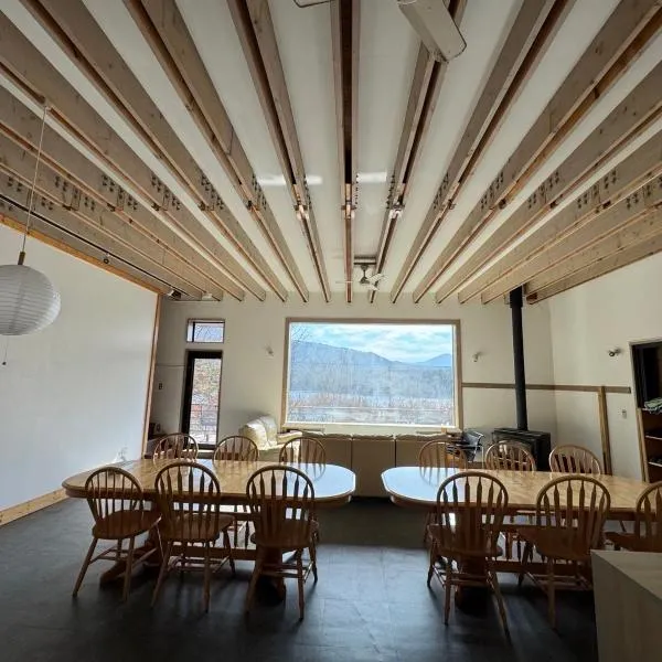 Cabin F Lake Saiko 1 min Mt Fuji Lakeview Villa Sleeps 10 BBQ Jacuzzi, hotel din Fujikawaguchiko