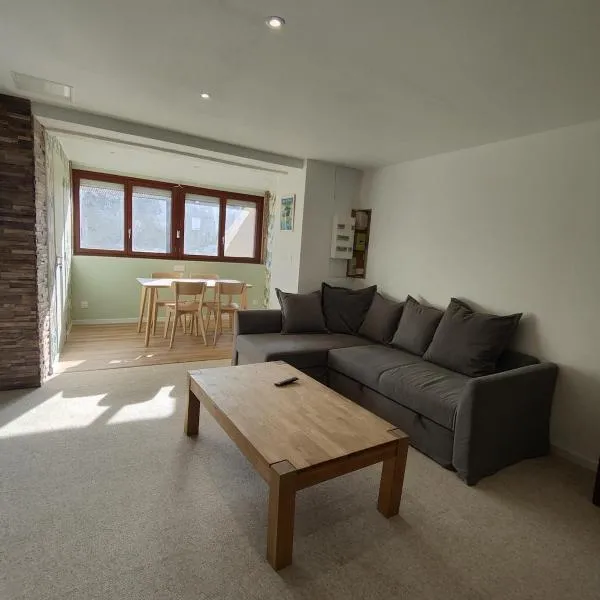 MAISON à ORCINES de 80m2 pour 6 personnes, 2 Chambres, Parking, Salon, Jardin, Véranda, proche VULCANIA, PUY DE DÔME, CENTRE VILLE, THERMES ROYAT, MUSEE MIICHELIN, viešbutis mieste Orcines