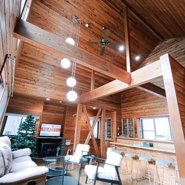 Rock Villa Karuizawa - Mountain View Forest Retreat Built on Rock, hotel in Tsumagoi