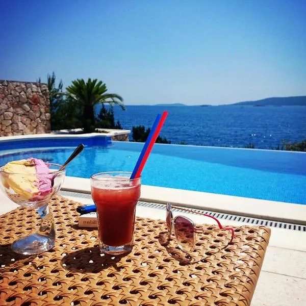 Villa Vesna Private Beach, hotel in Okrug Donji