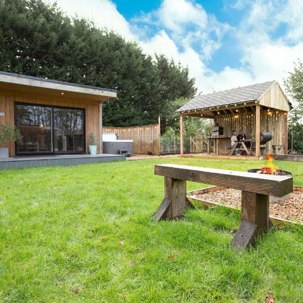 City to Country Retreat Luxury Lodges with Hot Tub, BBQ, Fire Pit, hotel in Toppesfield