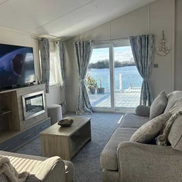 Luxury Lakeview Lodge Chichester Lakeside Holiday Park, מלון בצ'יצ'סטר