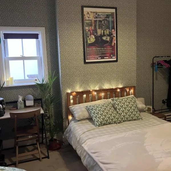 Private Victorian Double En-Suite Room, 100m from Wylde Green Station, hotel u Birminghamu