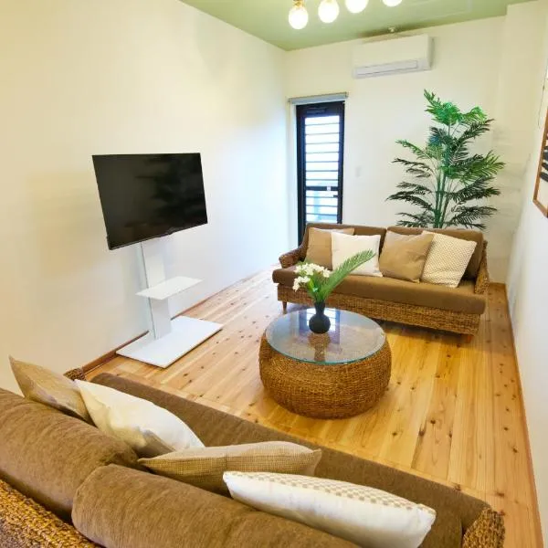 Private Villa Palm Tree プライベートヴィラ パームツリー Churaumi 美ら海, hotel v mestu Nakijin