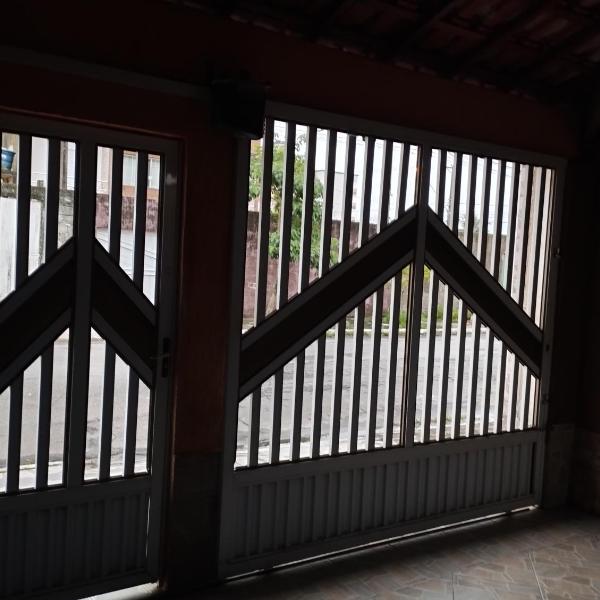 Casa bem localizada com piscina discreta