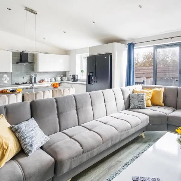 Spacious 4-Bedroom with free parking spaces for contractors and business travellers, ξενοδοχείο σε Hemel Hempstead