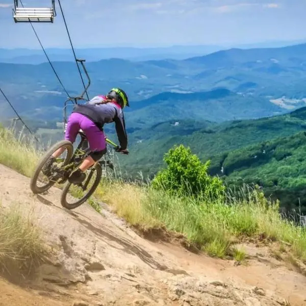 Beech Mountain Adventure Basecamp, Hike, Bike, Blue Ridge Trails and More, hotel in Beech Mountain