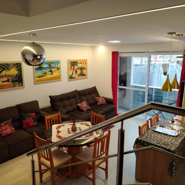 Duplex com churrasqueira, piscina, ar-condicionado nas suítes e garagem fechada, a 400m da praia