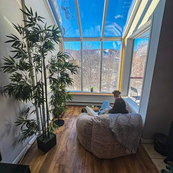 Élégant condo avec vue sur les pentes, hotel em Stoneham