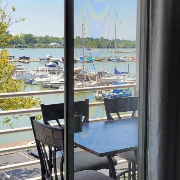 Port Clinton Paradise- Waterfront 2 bedroom, Pool, Hot tub, Sauna, Fire pit, hotel em Port Clinton