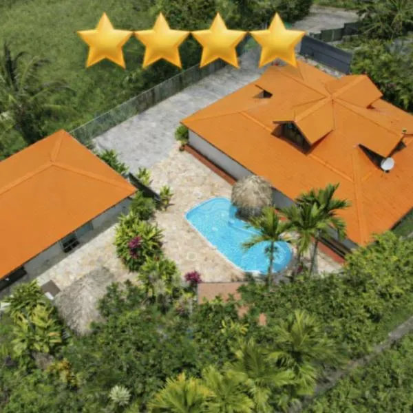 Habitation Bonneville Chalet & Loft avec piscine et sauna, hotel v mestu La Trinité