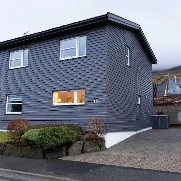Bright Hillside House with Views, hotelli kohteessa Klaksvík