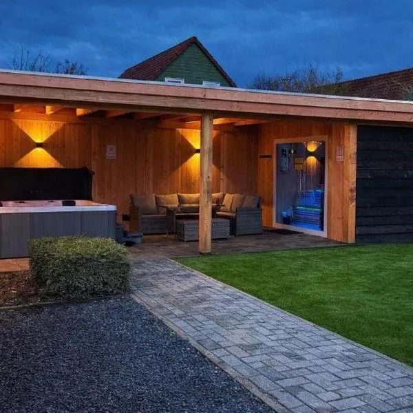 Wellness huis voor 6 personen aan het strand 'Zeeuwse Rust', khách sạn ở Wemeldinge