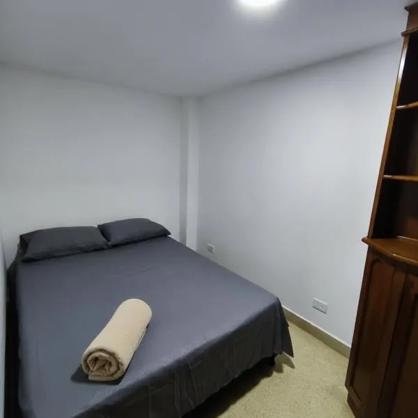 Cama nueva doble con balcón cerca del parque principal, hotel in La Ceja