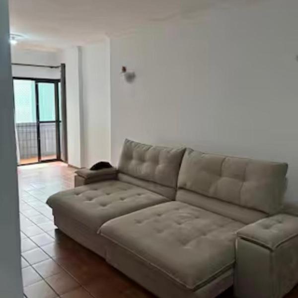 Apartamento com ótimo espaço de frete a praia