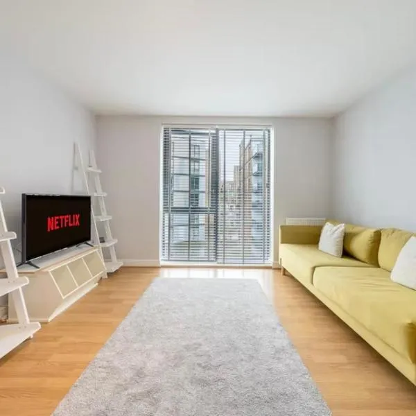 2 Bed 2 Bath Apartment, 10 Sec to station, Ideal for long stays, hotel din Colindale