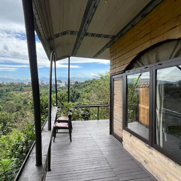 Peaceful Homestay - Nhà Bên Thác: Hoat şehrinde bir otel