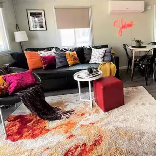 SHIRAZ, 2-Bed, cosy cabin, close to centre of Heathcote, hotel a Heathcote