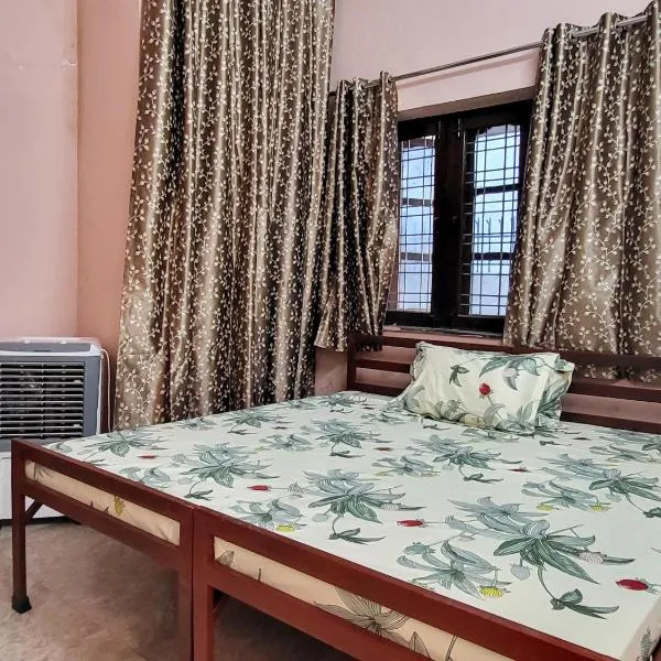 FeelFit Home Stay - Peaceful Stay in Doon, Gateway to Mountains, hotel din Dehradun