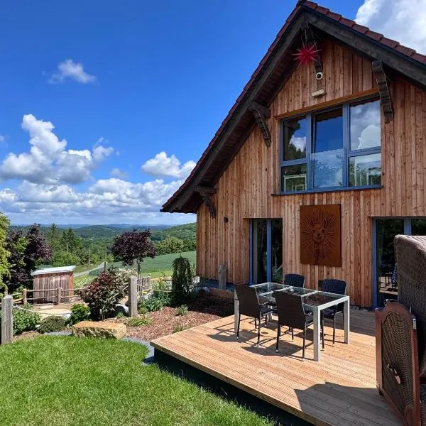 TOP moderne FeWo - Alpakahof zum Himmelreich, traumhafte Lage, Terrasse mit Weitblick, kostenfreier Parkplatz, Nähe Kurklinik, optional Sauna, hotel di Bad Gottleuba