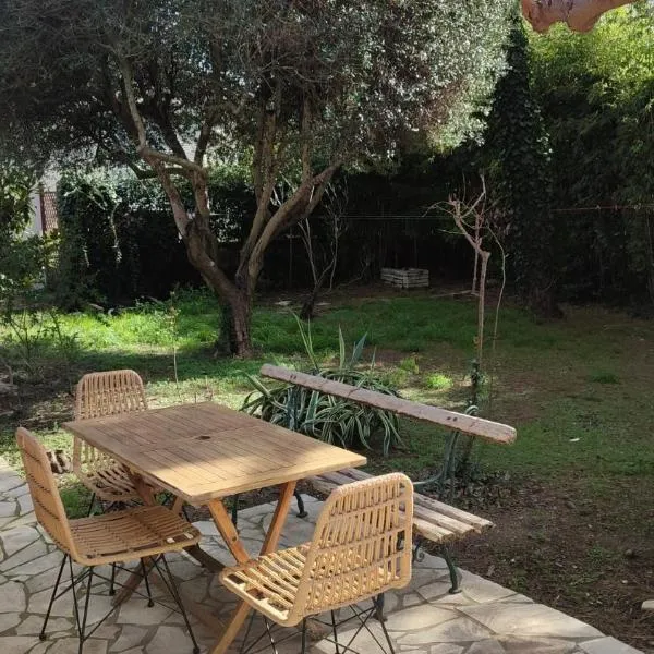 Charmante maison 2 chambres proche du centre jardin, hotel i Montpellier