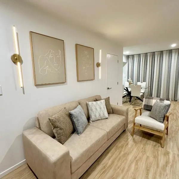 Double Room with Private Bath in Christchurch 10 mins away from Airport, hotel in Christchurch