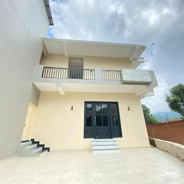 The White Flower Homestay, hotel i Kāthgodām