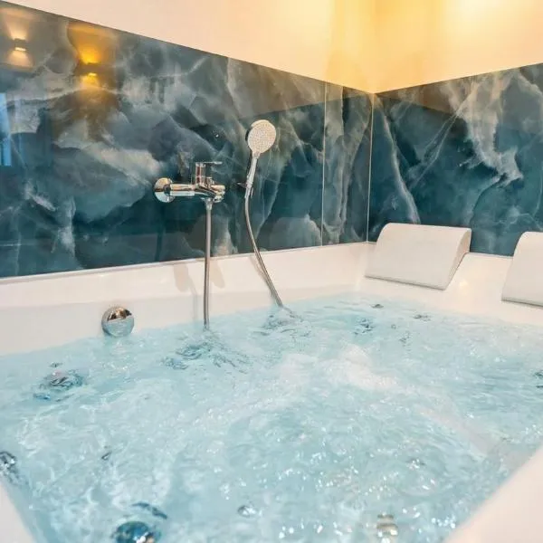 LE 21 - Suite LUXE - JACUZZI Privatif & Vue Rhône, hôtel à Vienne
