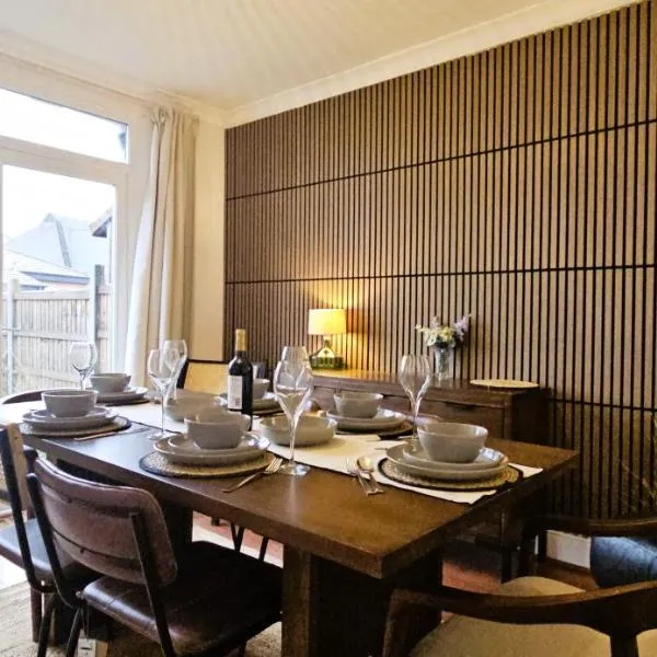 Spacious Home Near Wembley, Free Parking, Close to Tube, Garden، فندق في Pinner