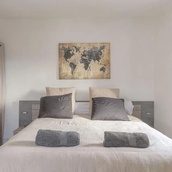 Appart lumineux, WIFI haut débit, proche gare 7 min, Lyon 15 min, hotel in Couzon-au-Mont-dʼOr