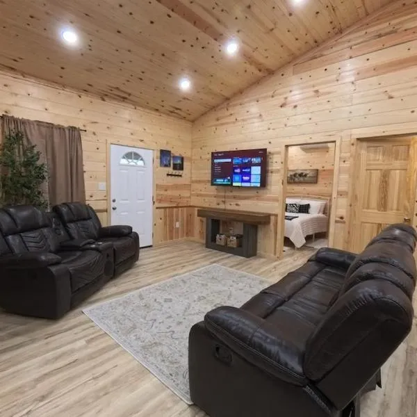 Pet Friendly, New Cabin in Charming Calera, hotel din Calera