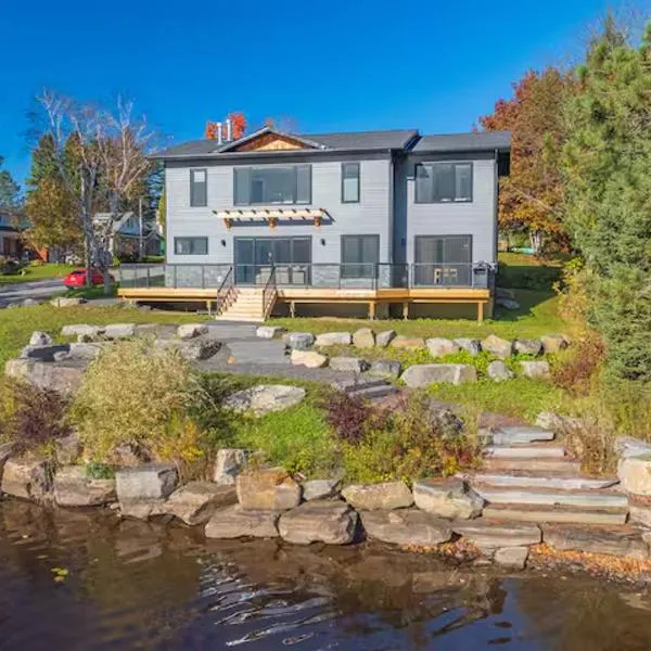 charming riverside retreat، فندق في هانتسفيل