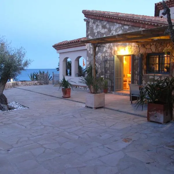 Apartment Llevant with access to the sea, hotel em L'Ametlla de Mar