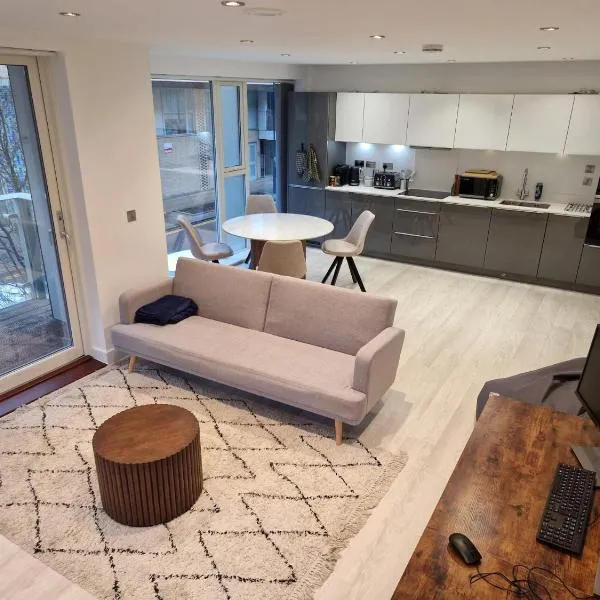 केमब्रिज में, होटल Ideal for business stays 2 Bedroom Apartment up to 5 beds near Cambridge Station with dual monitor workspace, fast WiFi, and free underground allocated parking